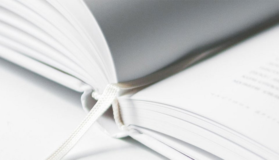 Foto af en åben bog