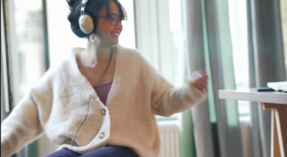 Foto af en ung kvinde med høretelefoner