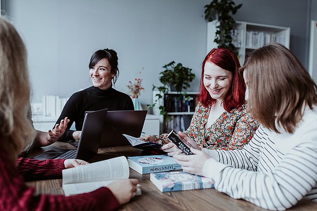 Bestyrelsens medarbejdere arbejder sammen